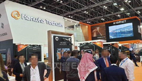 한화테크윈이 참가한 '인터넷 두바이' 전시장을 방문한 고객들이 다양한 영상보안 솔루션을 체험하고 있다.<한화테크윈 제공>